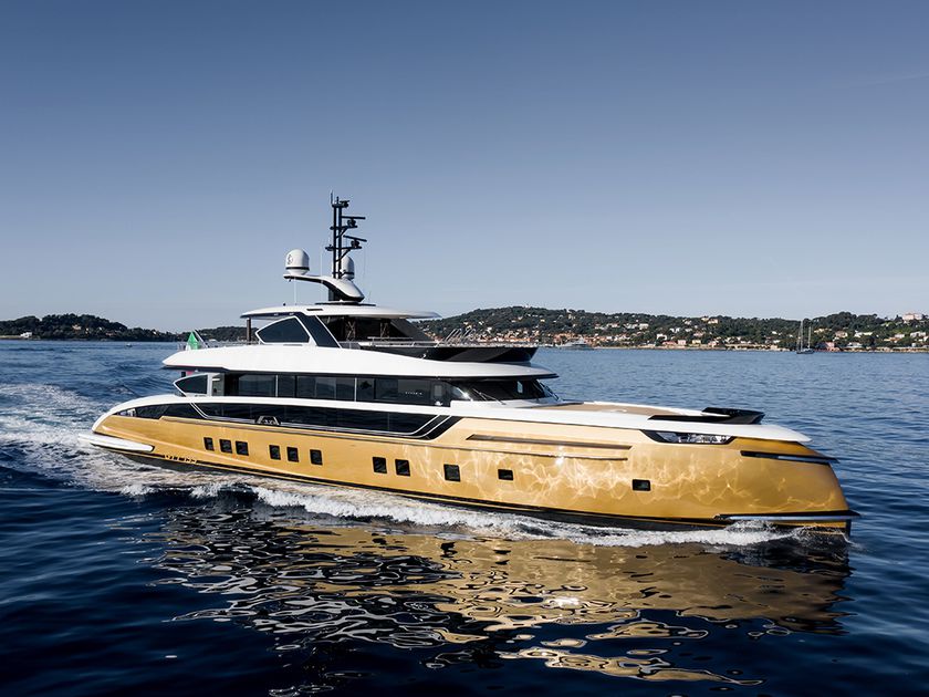 Stefania GTT 135, el superyate dorado con interiores de lujo